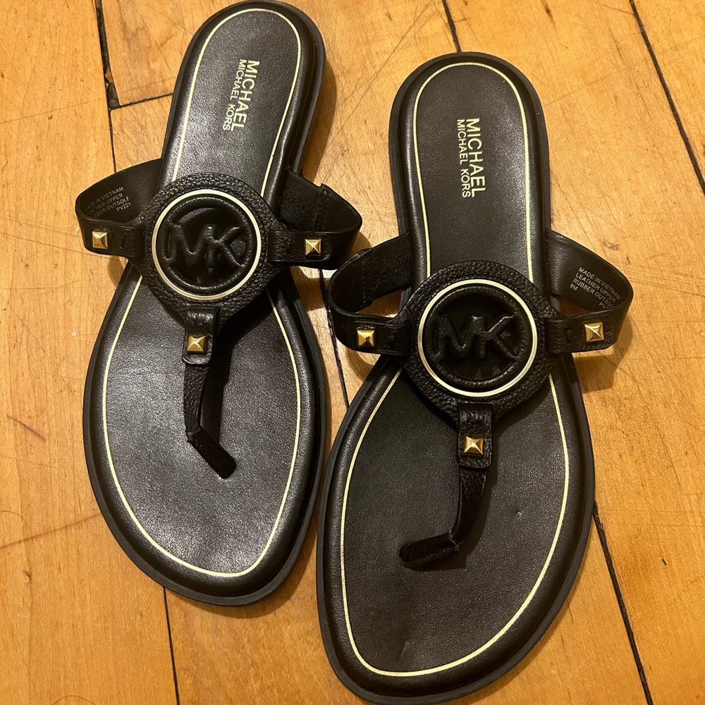 Michael Kors Aubrey Cutout Leather T-Strap Sandal